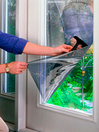 Как клеить солнцезащитную пленку на окно?